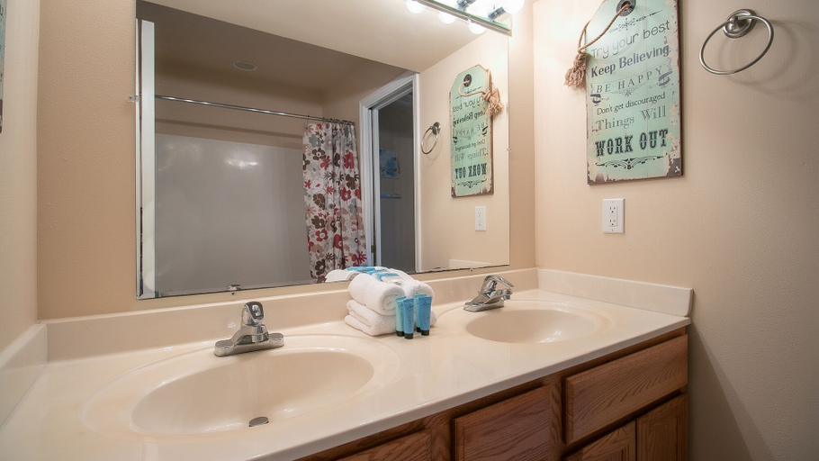 Bathroom 4, Oak Shores 102, Harrison