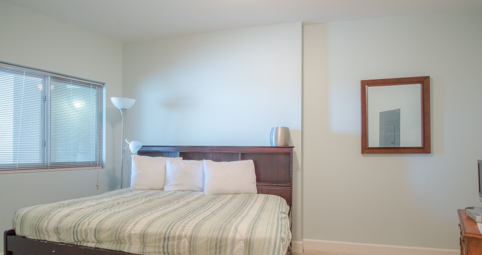Bedroom 5, Sea Breeze 1007 Penthouse, Harrison