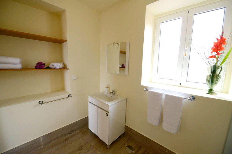 Bathroom, Modern apartment in Prazeres with shared pool, 150 m², Ribeira Brava
