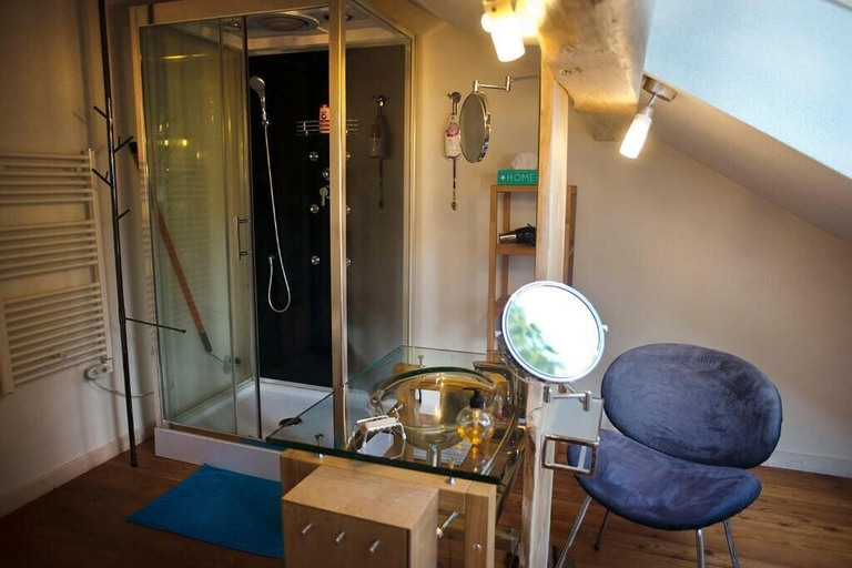 Bathroom, Pas de Deux, Haute-Saône