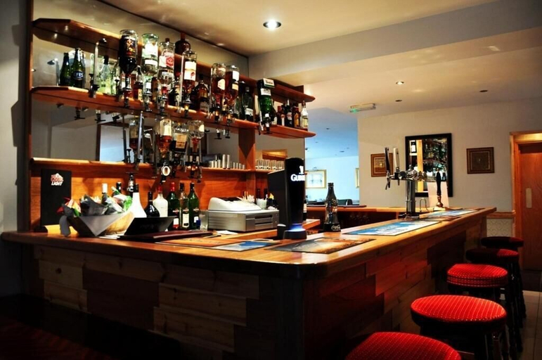 Food & Drinks 2, Acorn Lodge Gatwick, Surrey
