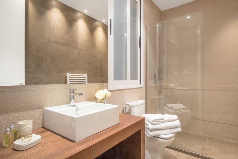 Bathroom 2, Spacious 3-Bed Apartment in Chueca Madrid, Madrid