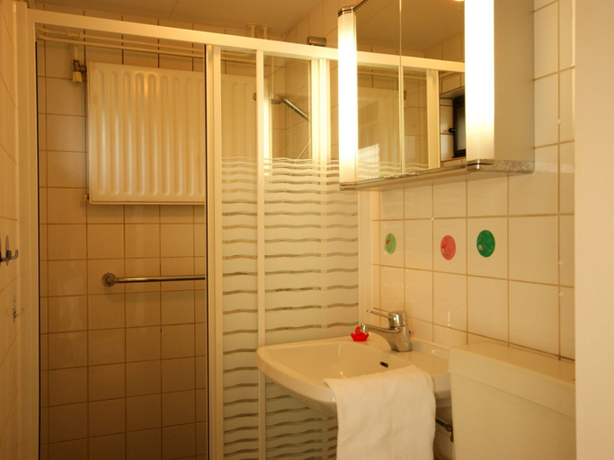 Bathroom 4, Holiday Home near Beach with Pool Access, Schouwen-Duiveland
