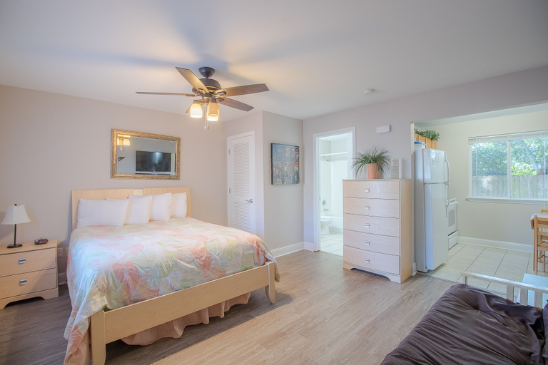 Bedroom 1, Oak Shores Studio 56, Harrison