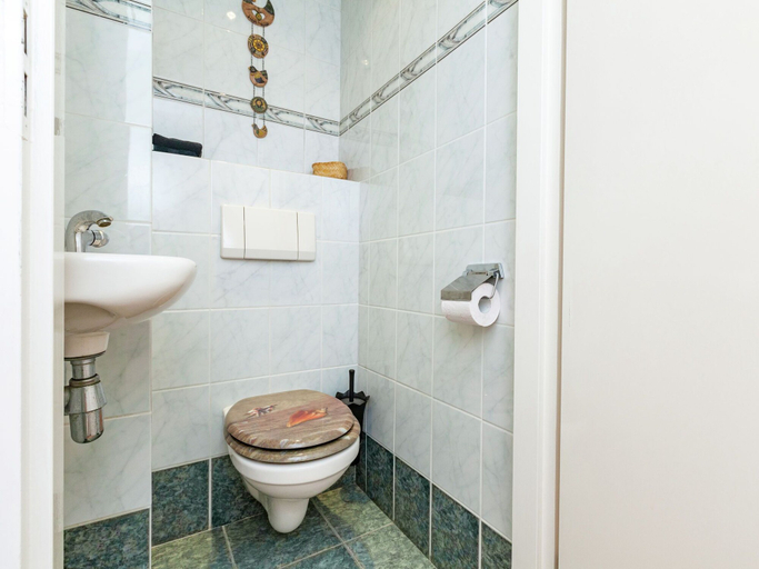Bathroom 4, Family Escape Near Keukenhof, Noordwijk