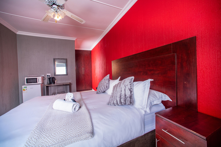 Bedroom 3, Khayalami Hotel Standerton, Gert Sibande