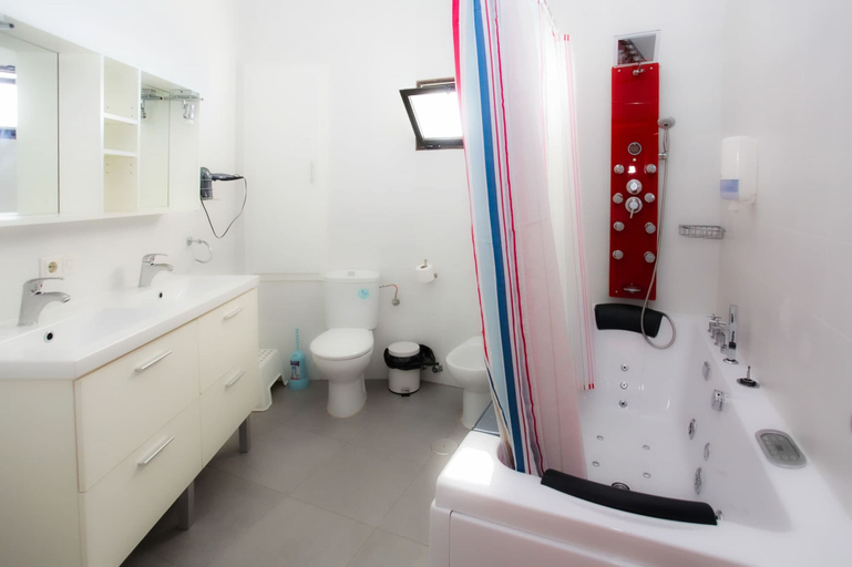Bathroom 5, Hotel Patricia, Cádiz