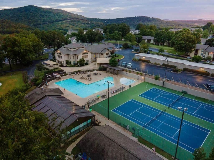 Sport & Beauty 1, Table Rock Escape at Pointe Royale, Taney