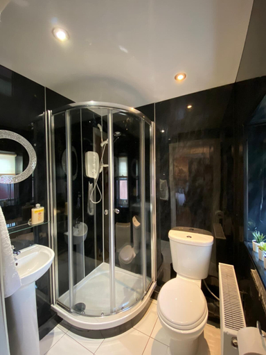 Bathroom 3, Amazing 8 bedroom apartment, Newcastle upon Tyne