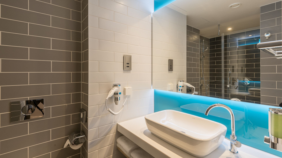 Bathroom 3, Holiday Inn Express Mannheim – City Hauptbahnhof, an IHG Hotel, Mannheim