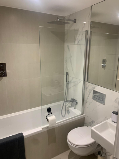 Bathroom 5, Unique 1 bedroom in Reading, Reading