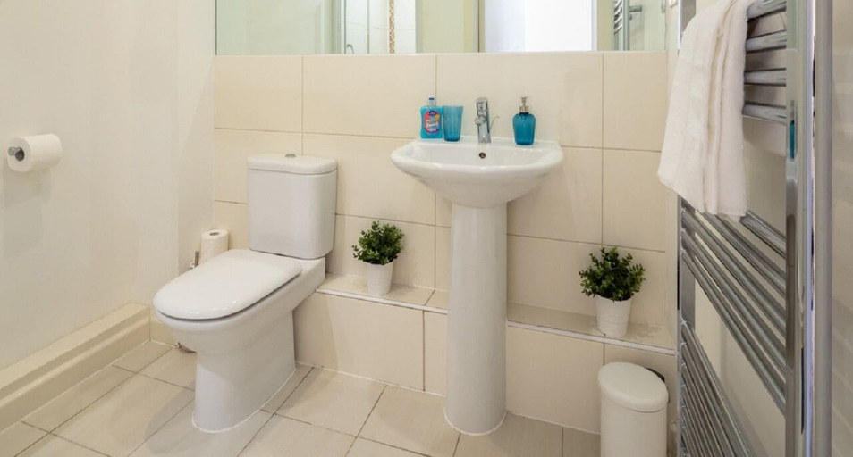 Bathroom, Open plan 2 Bedroom Apartment, Wokingham