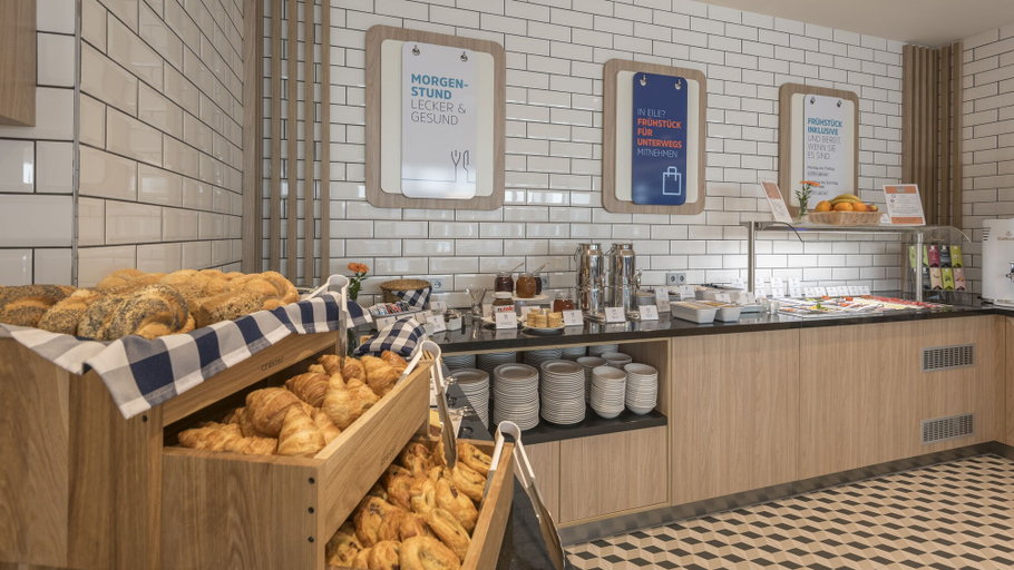 Food & Drinks 5, Holiday Inn Express Mannheim – City Hauptbahnhof, an IHG Hotel, Mannheim
