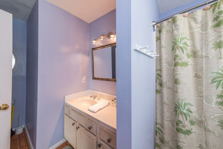 Bathroom 2, Break Time on Harbor Island, Beaufort