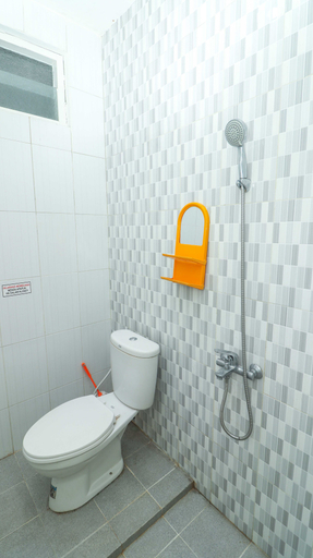 Bathroom 4, Villa Farabela 2 with Karaoke and Mountain View, Malang
