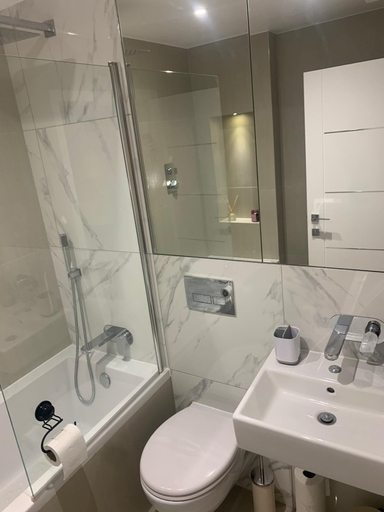 Bathroom 5, Unique 1 bedroom in Reading, Reading