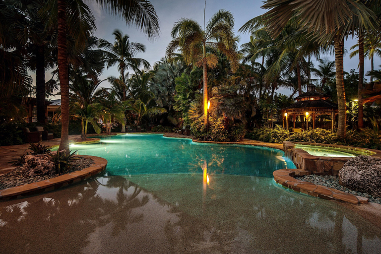 Sport & Beauty 2, The Caribbean Resort Canary Island Palm North, Monroe