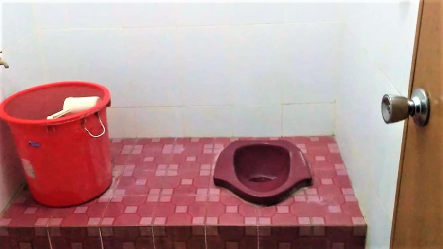 Bathroom 3, Penginapan Mentorogo Kaliurang Mitra RedDoorz, Sleman