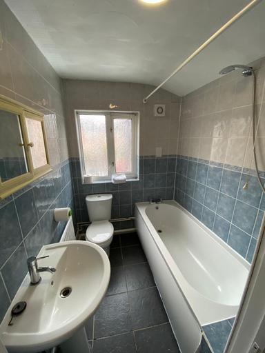 Bathroom, 3 Bedroom Apartment, Wokingham