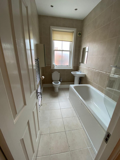 Bathroom, Central Location - 2 Bedroom Apartment, Reading