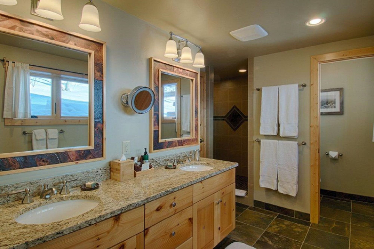 Bathroom, Vista Verde Ranch All-inclusive Cabin, Routt