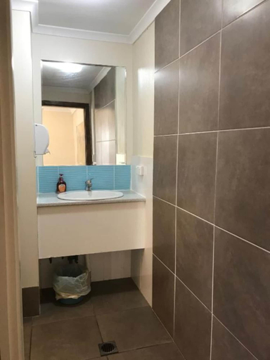 Bathroom 4, Flashpackers Hervey Bay Hostel, Hervey Bay - Pt A