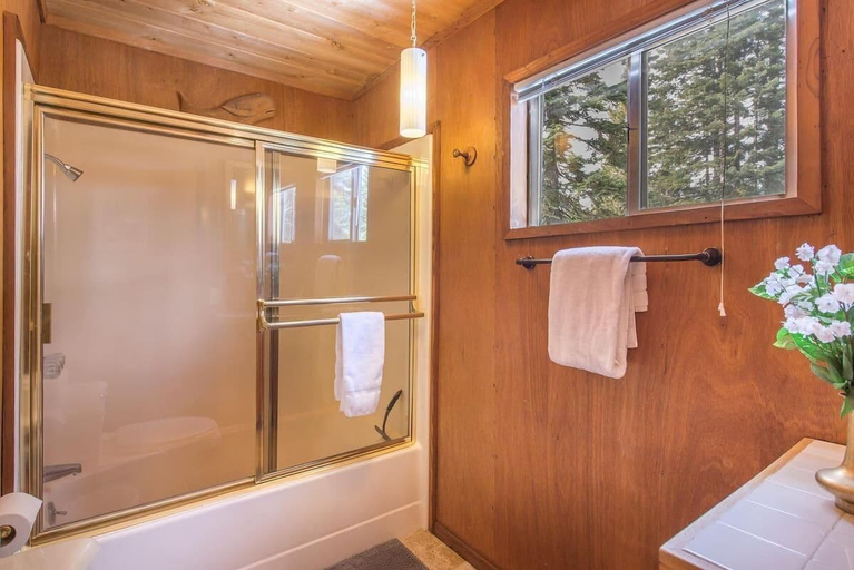 Bathroom 5, Mahogany by Avantstay Snowbird Cabin w Full Chamberlands Access, Placer