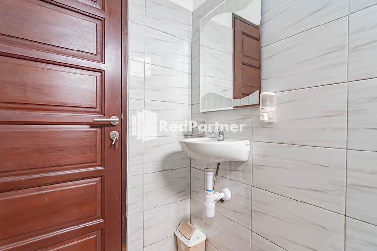 Bathroom 3, Langkar Guest House Syariah Mitra RedDoorz, Samarinda