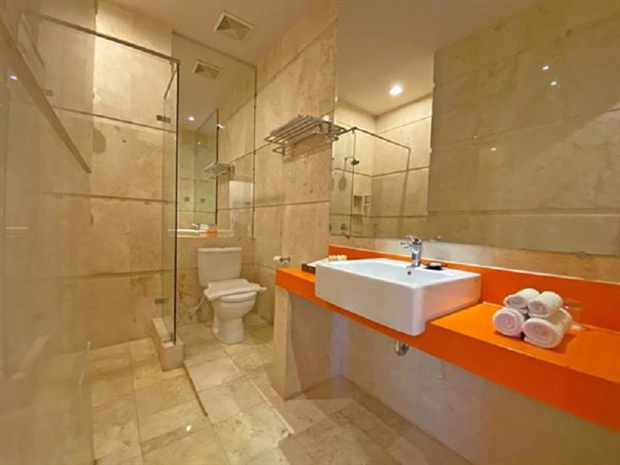 Bathroom 5, Swiss-Belcourt Makassar, Makassar