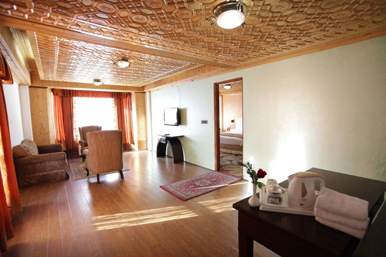 Others 4, グランド ムムターズ グルマルグ, Baramulla