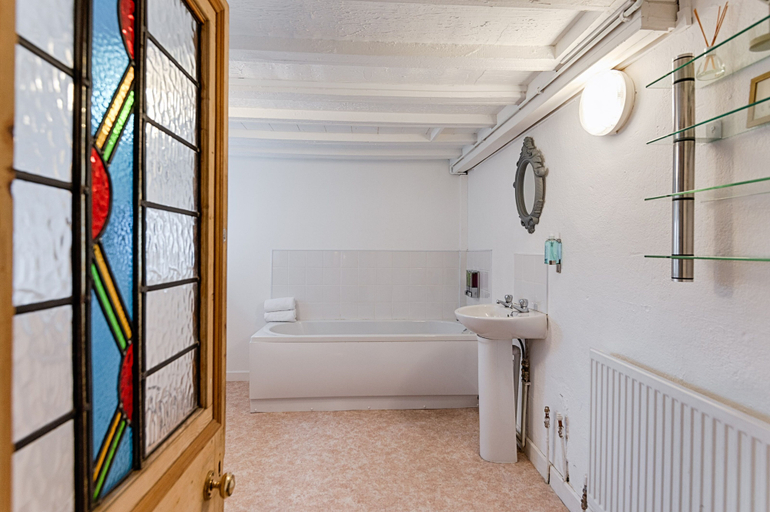 Bathroom 4, Alexandra Comfortable Cottage - KG Short Stay, Swansea