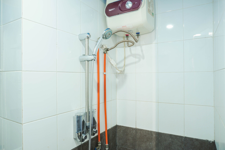 Bathroom 5, Cozy 2 BR Green Pramuka City Apartment By Travelio, Jakarta Pusat