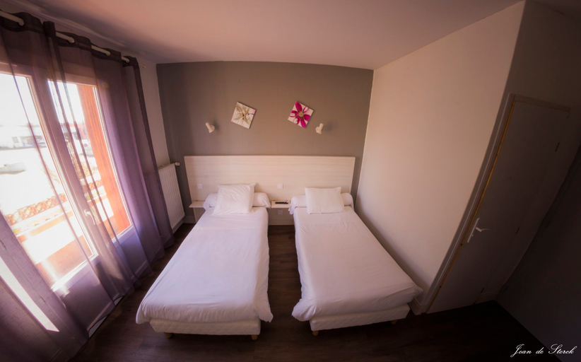 Bedroom 2, Logis Hotel le Pont d'Arcole, Gers