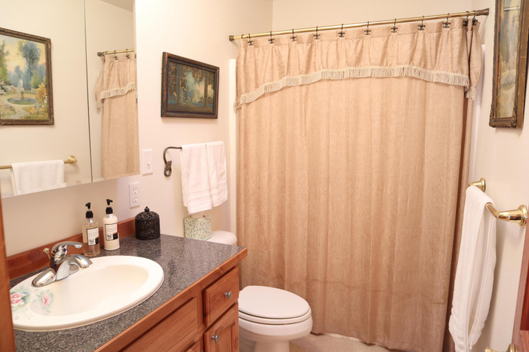Bathroom, Inn on Bigfork Bay Queen Suite, Flathead