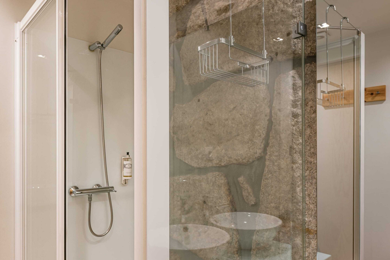 Bathroom 3, Porto de Rio, Porto