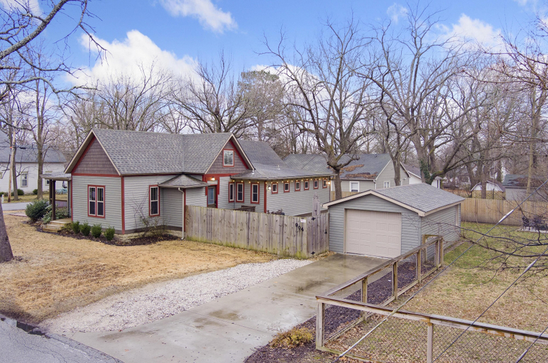 Exterior & Views 2, The Oak Hollow - Historic Downtown Rogers, Benton