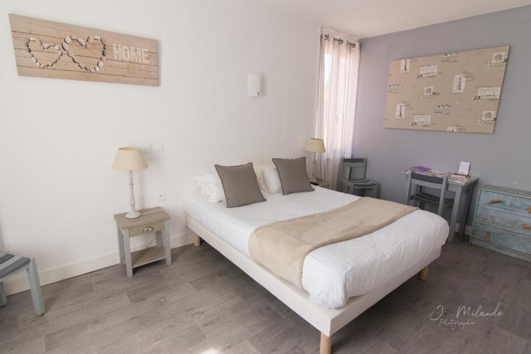 Bedroom 2, Logis Hotel l'Oceana, Gironde