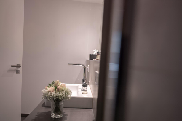 Bathroom 5, SUYTES Business Studios, Heidelberg