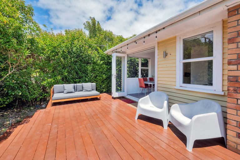 Others 5, Bright Airy & Spacious 3 BR Home, Waitakere
