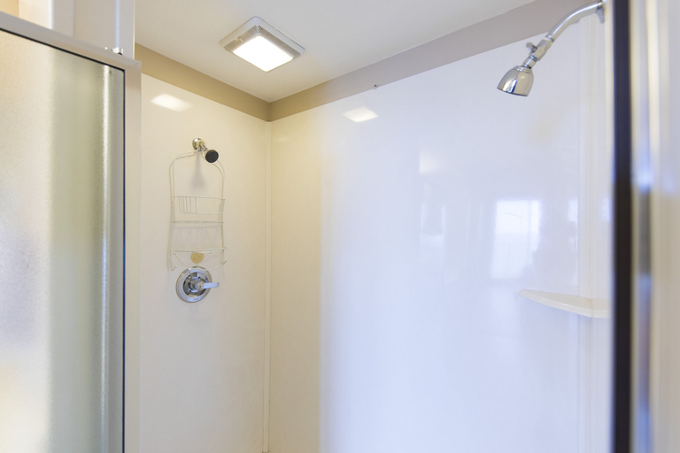 Bathroom 4, Treasure Island 1004, Bay