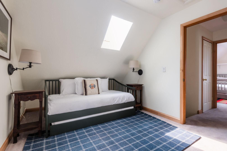 Bedroom 1, Corduroy - Cute Mountainside Cottage w Rooftop Deck & Views, Summit