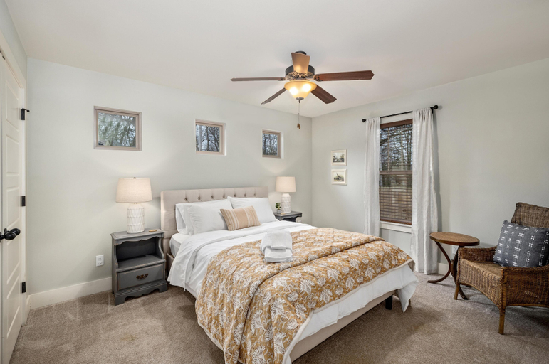 Bedroom 3, The Oak Hollow - Historic Downtown Rogers, Benton