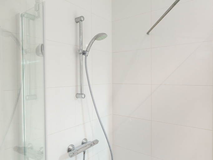 Bathroom 3, Restyled apartment with great view, The Hague