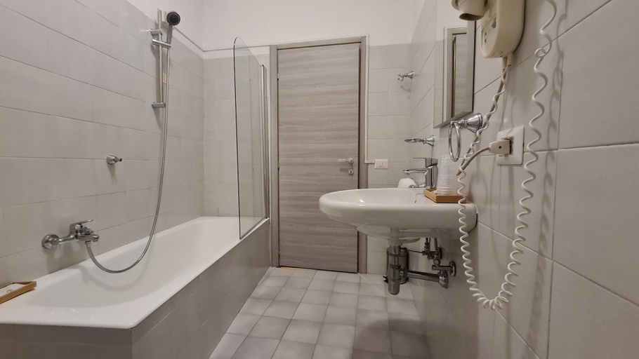 Bathroom 4, Il Sole Bergamo, Bergamo