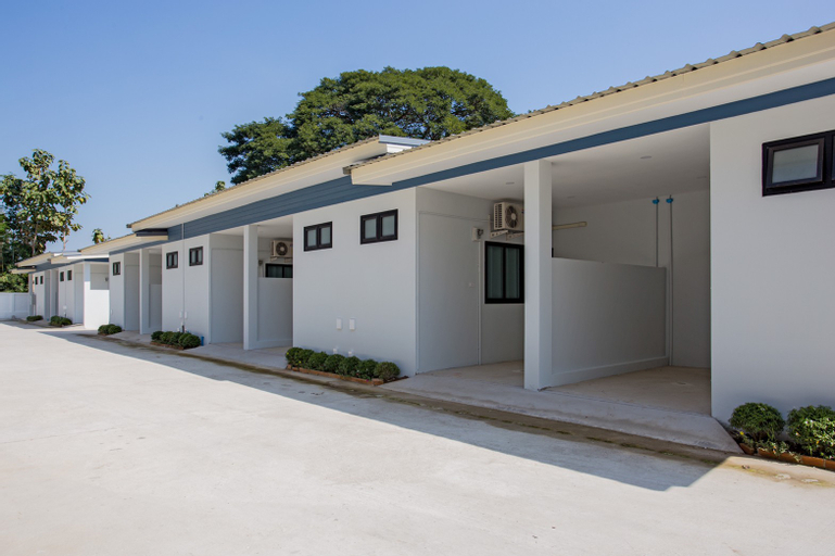 Exterior & Views 30