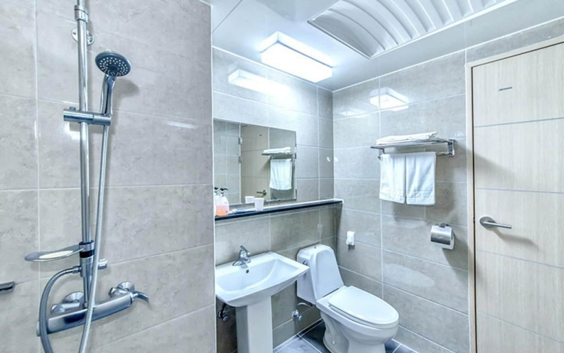 Bathroom, Seogwipo Jay Hill and City Hotel, Seogwipo