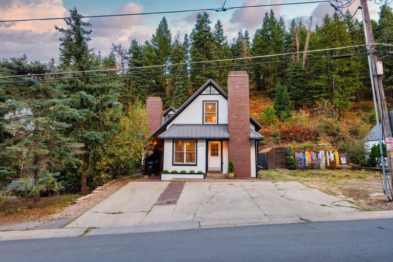 Exterior & Views 2, Corduroy - Cute Mountainside Cottage w Rooftop Deck & Views, Summit