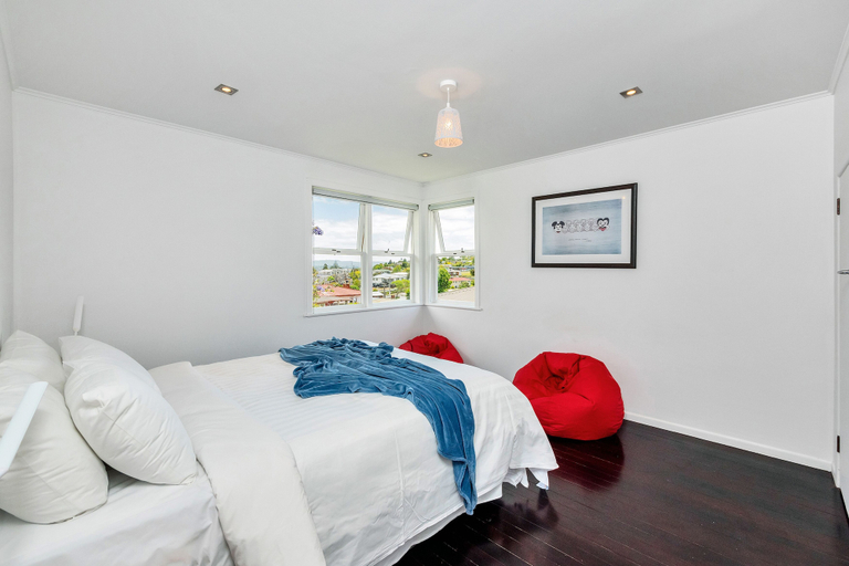 Bedroom 2, Bright Airy & Spacious 3 BR Home, Waitakere