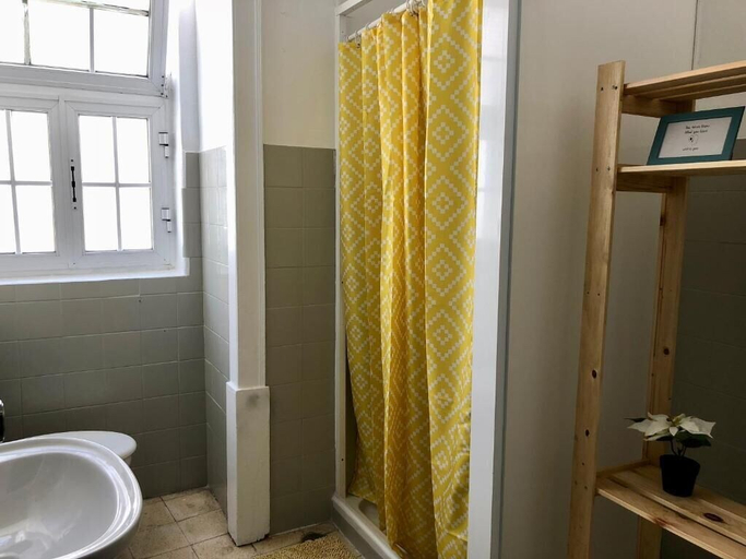 Bathroom 3, Well'Come to Algarve Hostel, Faro