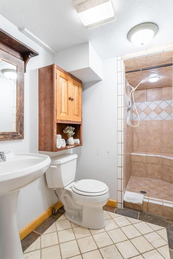 Bathroom 4, Treetop - Rustic Secluded Cabin w Fireplace & Views, Summit